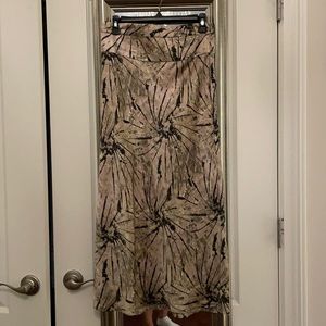 Long skirt with a silky feel. Wear it with flats, heels or booties.